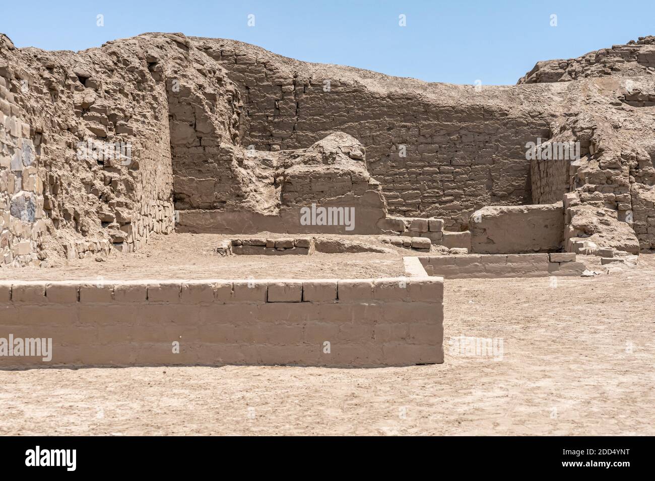 Pachacamac archaeological temple hi-res stock photography and images ...