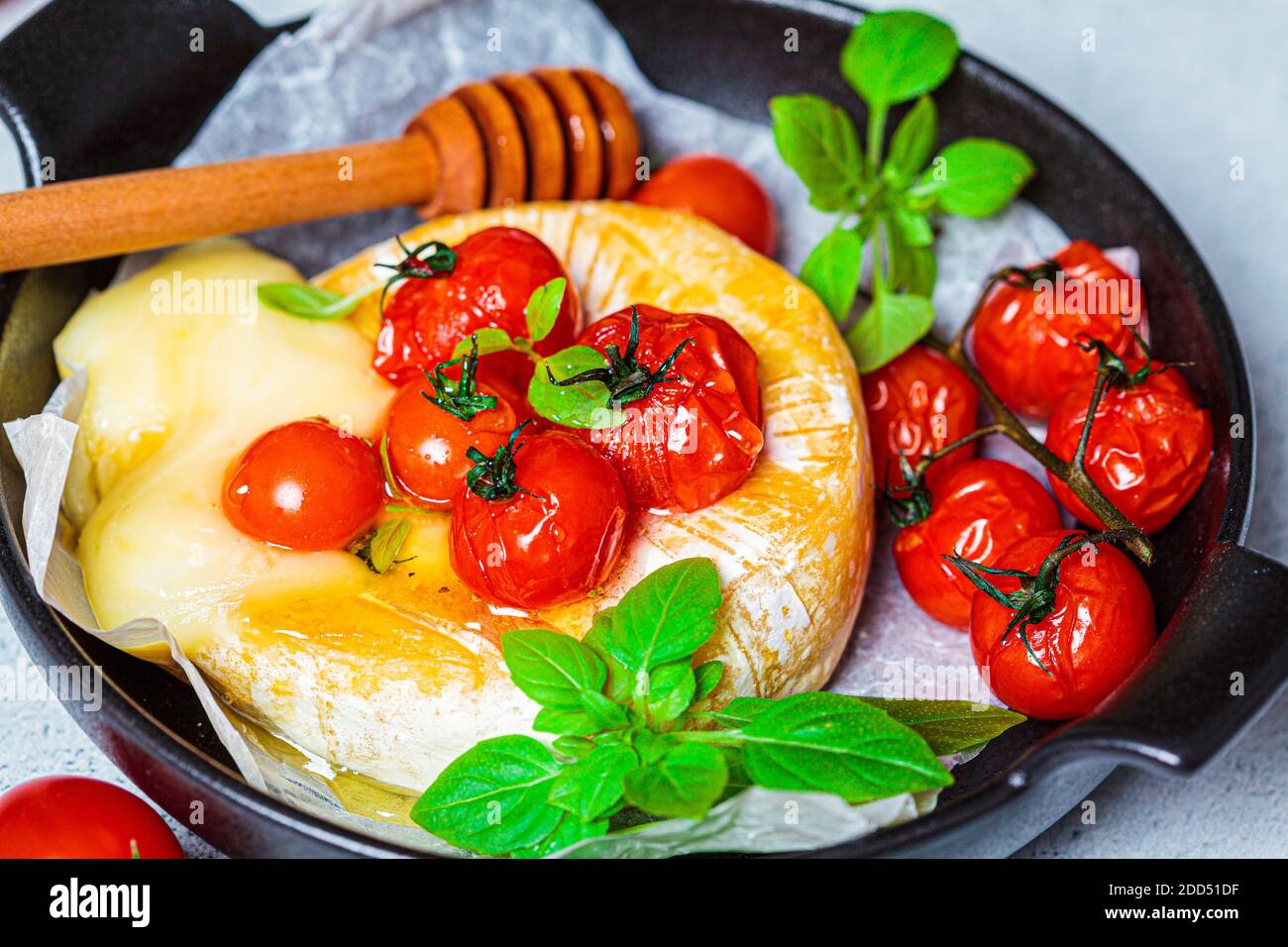 Сыр багет и помидоры черри в духовке