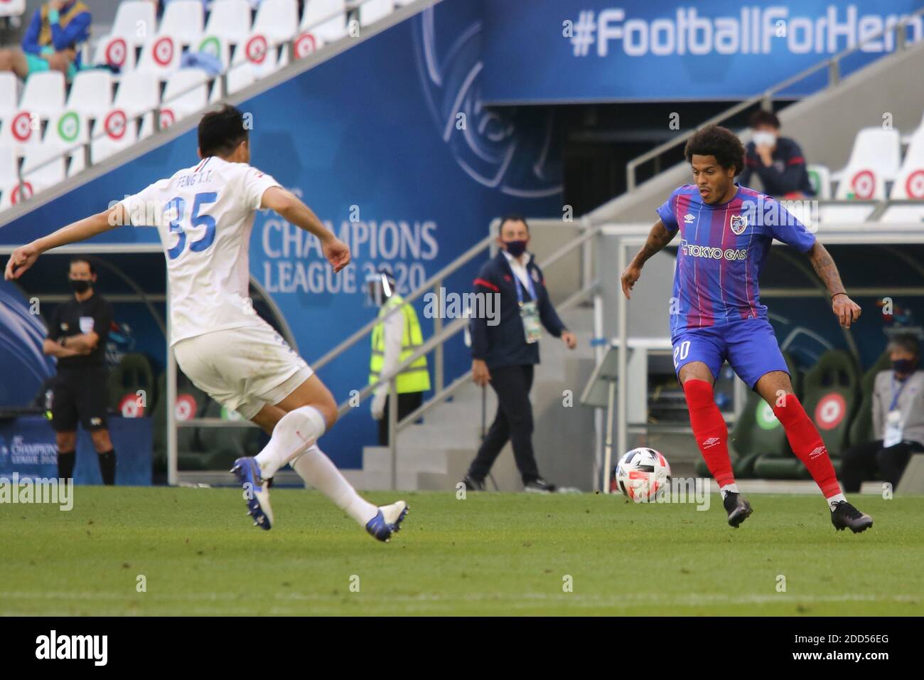 Doha Qatar November 24 Leandro Of Fc Tokyo And Hanchao Yu Of Shanghai Shenhua During The Afc Champions League Group F Match Between Fc Tokyo And Shanghai Shenhua At The Education