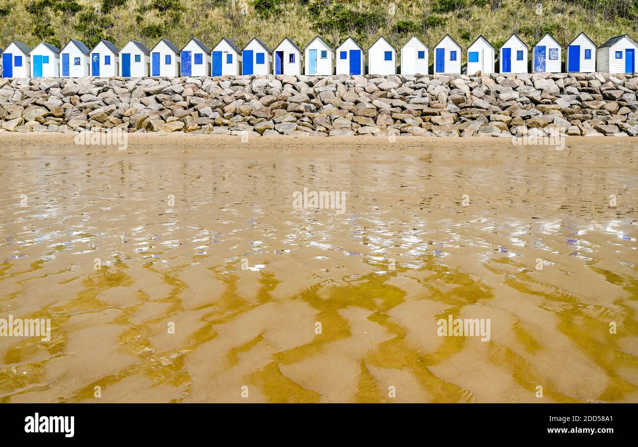 Die Badehäuschen von Carteret-plage an der Atlantikküste des Cotentin. Foto: Hilke Maunder Stock Photo