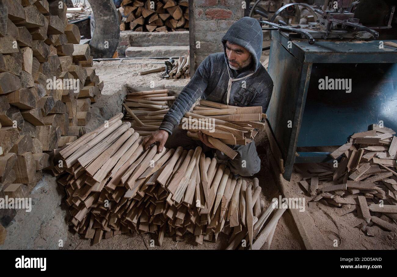 Srinagar, Indiancontrolled Kashmir. 24th Nov, 2020. A worker piles up