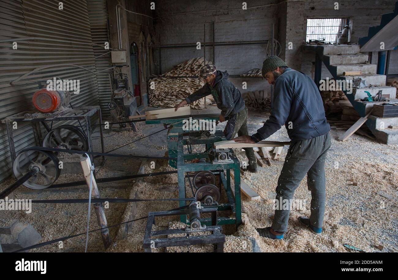 Srinagar, Indiancontrolled Kashmir. 24th Nov, 2020. Workers finish the