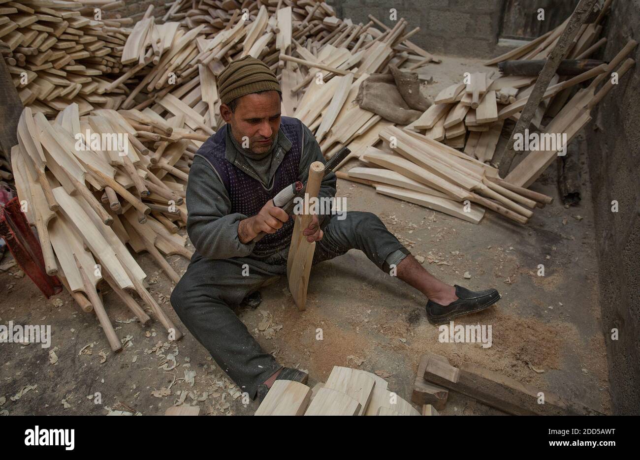 Srinagar, Indiancontrolled Kashmir. 24th Nov, 2020. A worker finishes