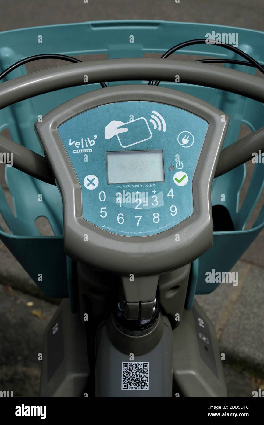 The V-Box is an electronic unit built into the handlebars that allows users  quick and direct access to the new generation of self-service public  bicycle rental "Velib" Metropole, The unit is energy