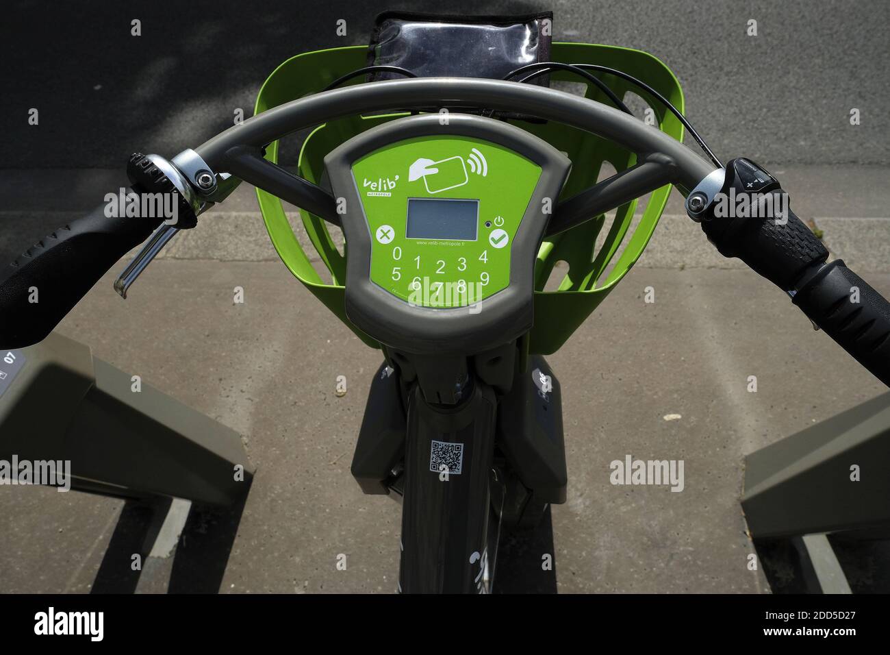 The V-Box is an electronic unit built into the handlebars that allows users  quick and direct access to the new generation of self-service public  bicycle rental "Velib" Metropole, The unit is energy