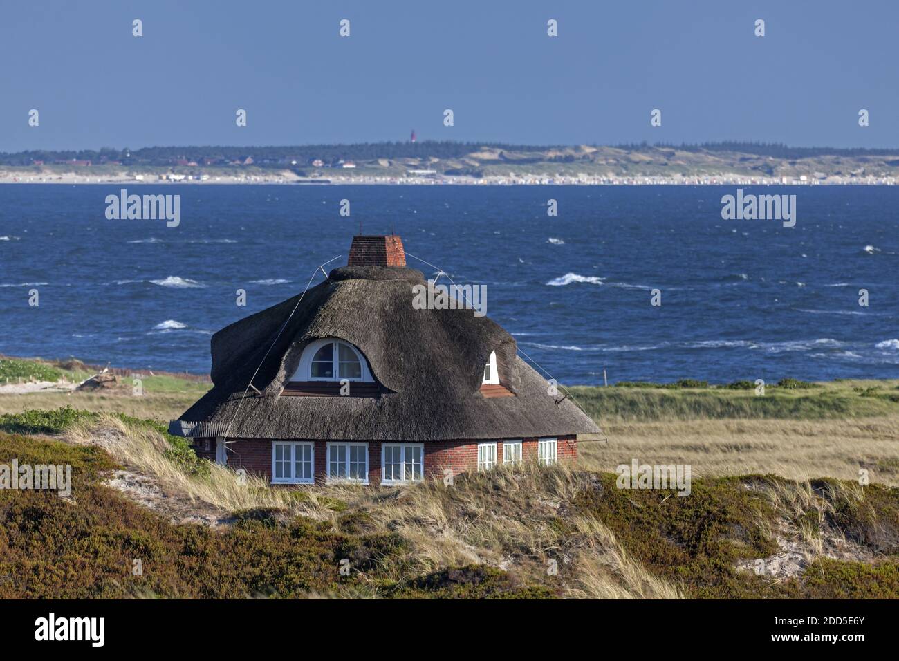 geography / travel, Germany, Schleswig-Holstein, Sylt, thatched-roof house with view on North Sea behi, Additional-Rights-Clearance-Info-Not-Available Stock Photo