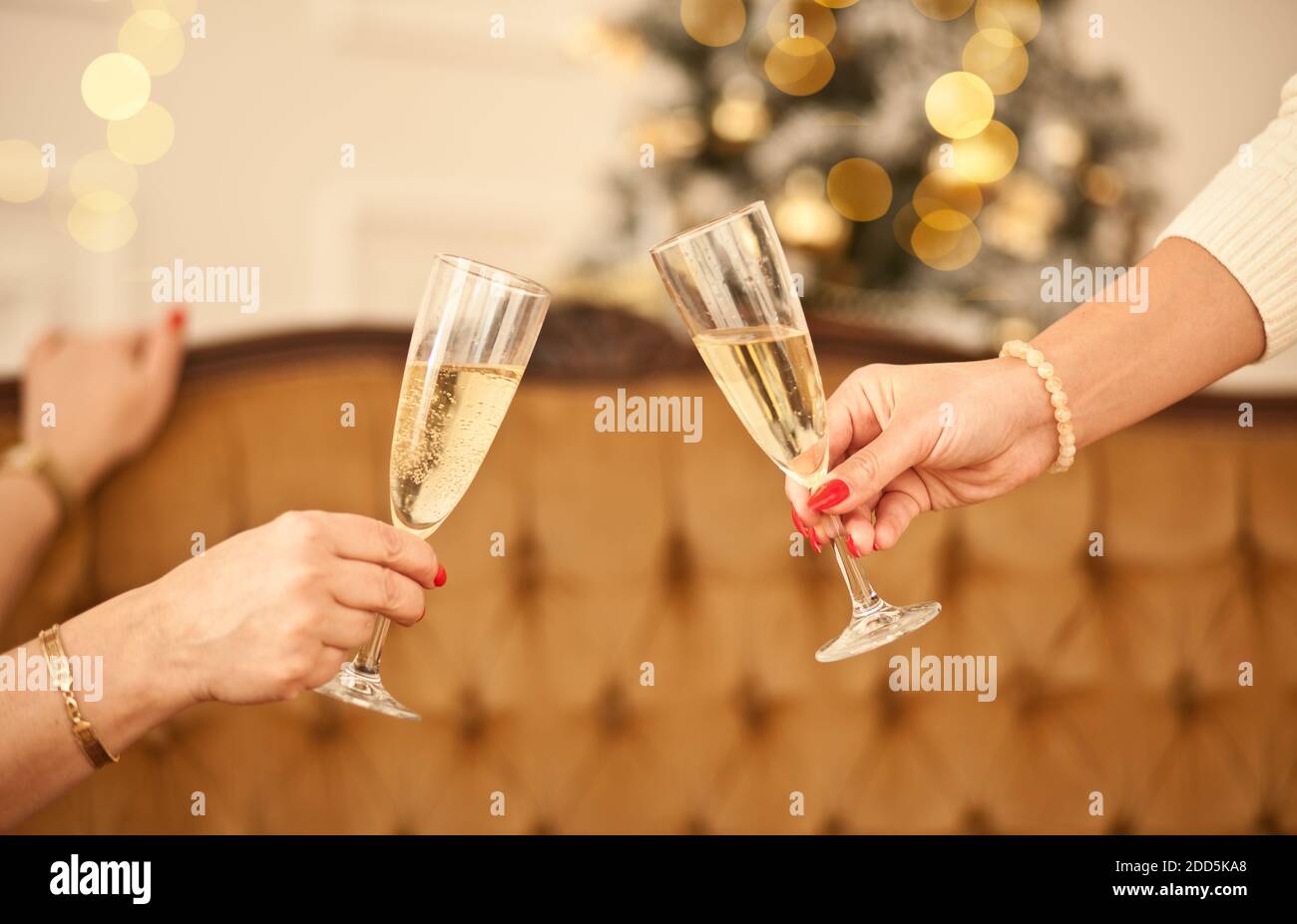 Women hands holding the glasses of champagne and making a toast ...
