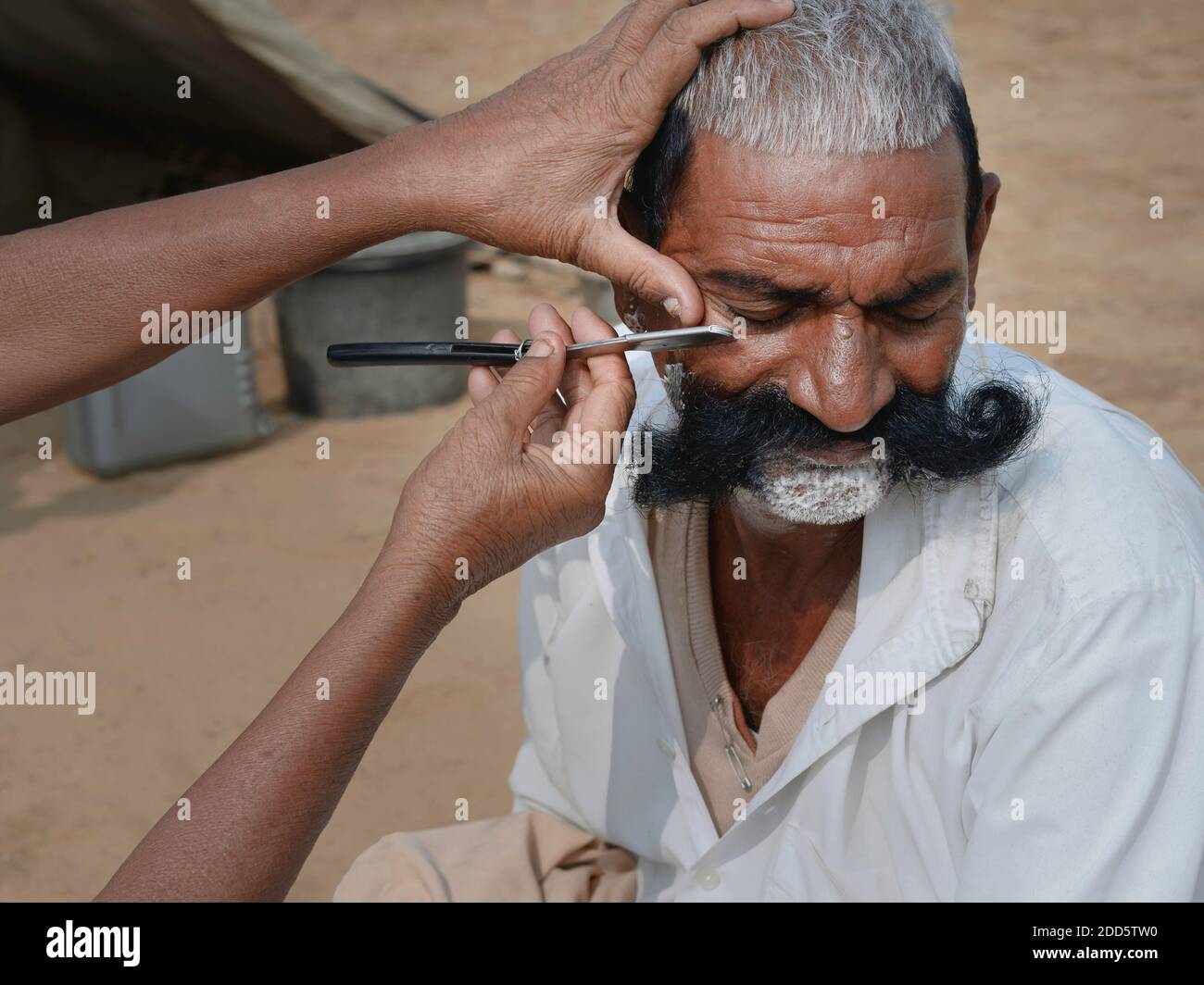 Cut throat razor hi-res stock photography and images - Alamy