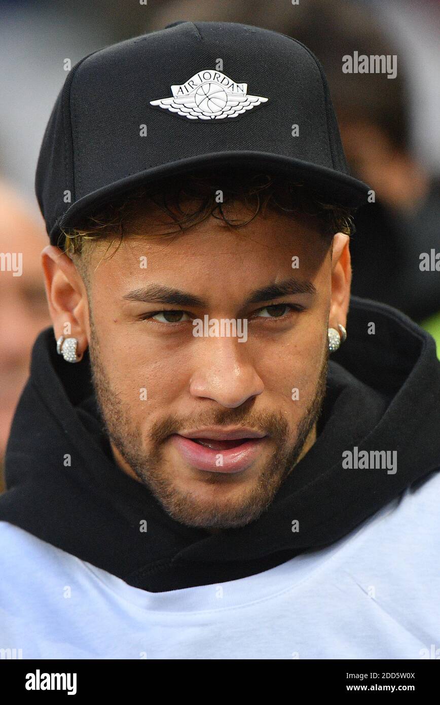 Paris Saint Germains Brazilian Forward Neymar Reacts Before The French L1 Football Match