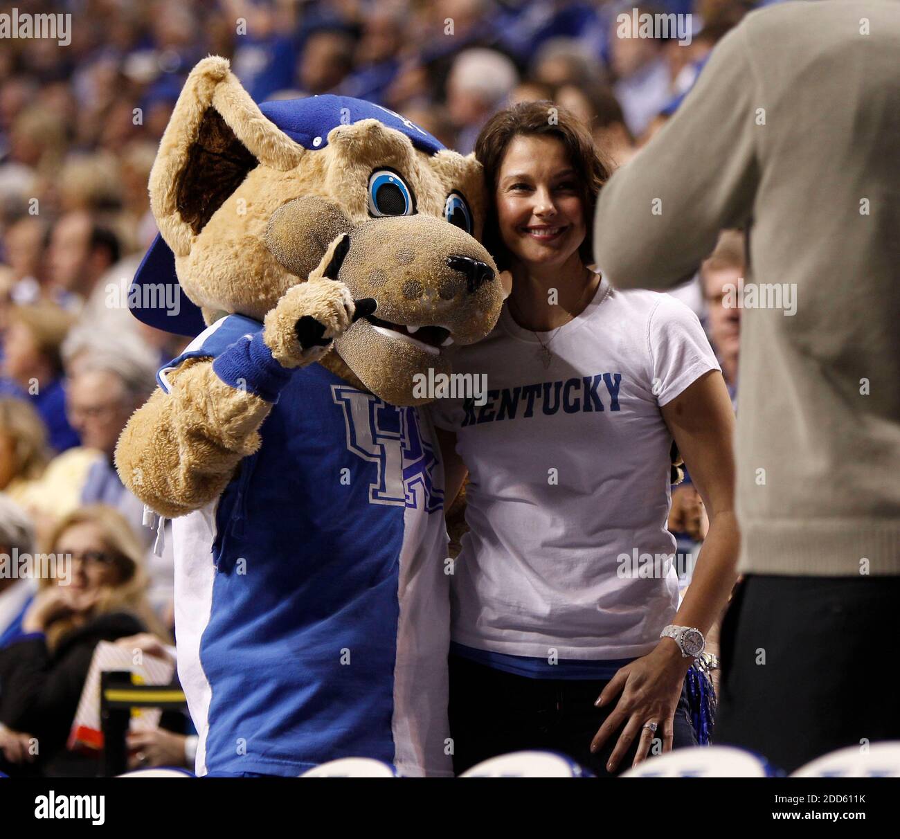 NO FILM, NO VIDEO, NO TV, NO DOCUMENTARY - Kentucky fan Ashley Judd, middle, poses with the school's mascot during a time out against Georgia at Rupp Arena in Lexington, Kentucky, USA on Saturday, January 29, 2011. Kentucky slipped past Georgia, 66-60. Photo by Mark Cornelison/Lexington Herald-Leader/MCT/ABACAPRESS.COM Stock Photo