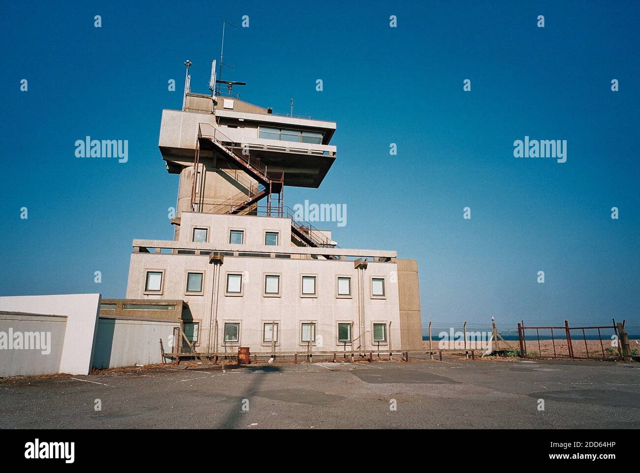 AJAXNETPHOTO. JULY, 2001. FOLKESTONE, ENGLAND. - WATCHTOWER - THE TRINITY HOUSE PILOT CONTROL TOWER OPENED IN 1971;DEMOLISHED IN 2014 TO MAKE WAY FOR NEW SEA-FRONT DEVLOPMENT. ICONIC TOWER SERVED LONDON, MEDWAY AND CINQUE PORTS SHIP PILOT SRVICE. DESIGNED BY JOHN HILL AND ANDREWS KENT & STONE.PHOTO:JONATHAN EASTLAND/AJAX REF:4301 18 14 Stock Photo