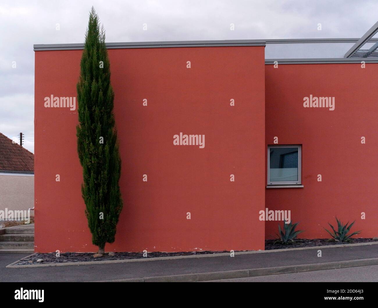 AJAXNETPHOTO. 2019. IDRON, FRANCE. - URBAN JUNGLE - OFFICE AND RETAIL ACCOMODATION ON THE OUTSKIRTS OF TOWN.PHOTO:JONATHAN EASTLAND/AJAX REF:GXR191510 8039 Stock Photo