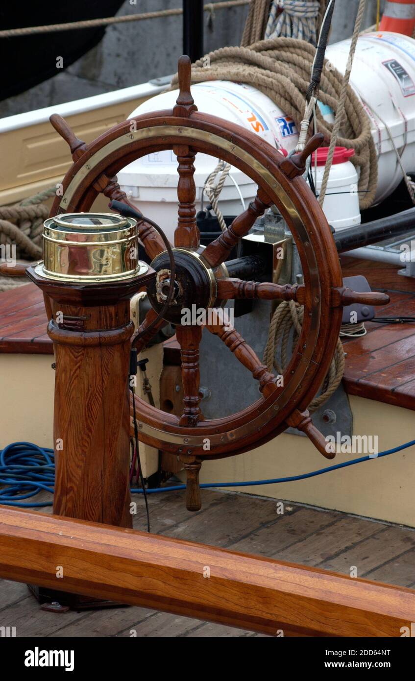 AJAXNETPHOTO. PORTSMOUTH, ENGLAND.  - TRADITIONAL WHEEL - BRASS BOUND SPOKED WOODEN SHIP'S WHEEL AND STEERING COMPASS ON PEDESTAL. PHOTO:JONATHAN EASTLAND/AJAX REF:D50107 47 Stock Photo