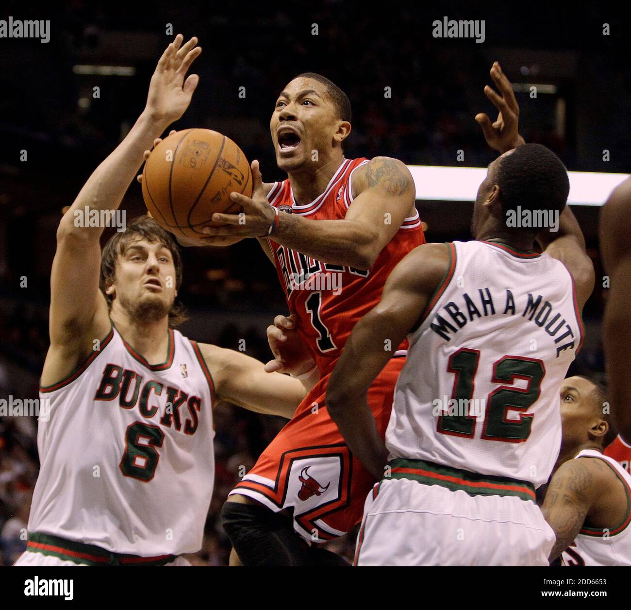 NBA star Derrick Rose of Chicago Bulls dunks during a fan meeting on his  Asia Tour in Taipei, Taiwan, 28 August 2011 Stock Photo - Alamy