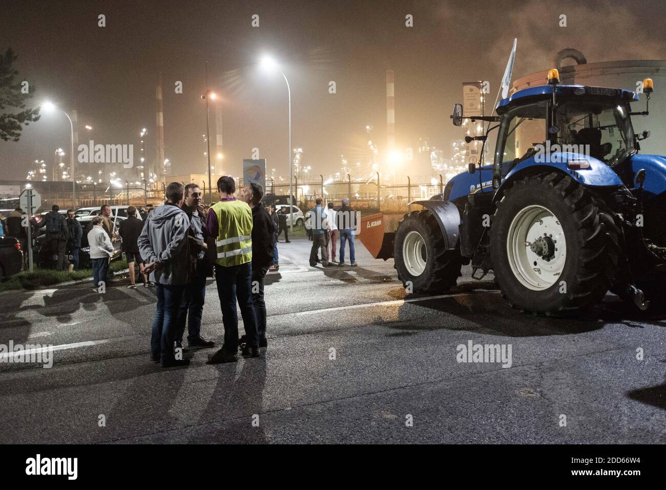 At the call of the agricultural unions of the FNSEA and the Jeunes Agriculteurs (JA), many farmers gathered in front of the Grandpuits refinery to block the factory and protest against the government's policy of taxing bio-fuel imports and particularly palm oil rather than local production. Grandpuits, France, June 11, 2018. Photo by Samuel Boivin / ABACAPRESS.COM Stock Photo