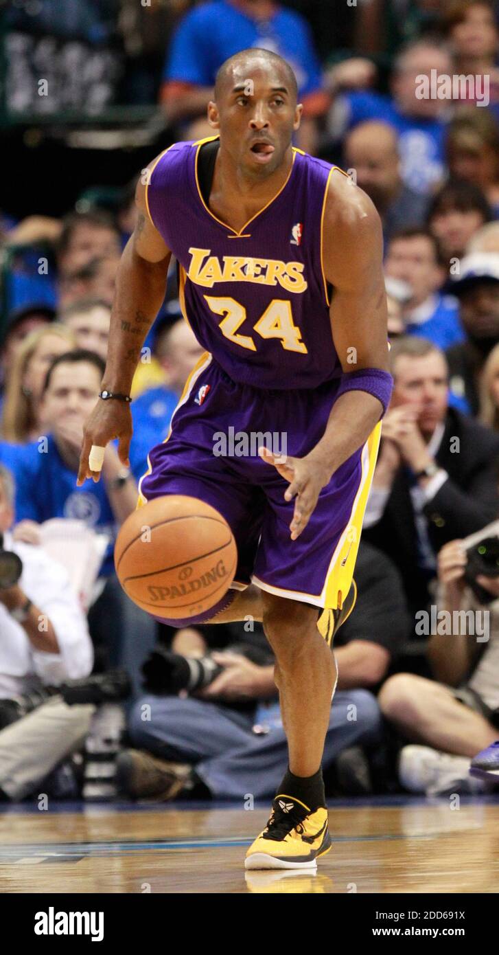 NO FILM, NO VIDEO, NO TV, NO DOCUMENTARY - Los Angeles Lakers' Kobe Bryant brings the ball up court in the first half against the Dallas Mavericks in Game 3 of the NBA Western Conference semifinals, Los Angeles Lakers Vs Dallas Mavericks at American Airlines Center in Dallas, TX, USA on May 6, 2011. Photo by Ron Jenkins/Fort Worth Star-Telegram/MCT/ABACAPRESS.COM Stock Photo