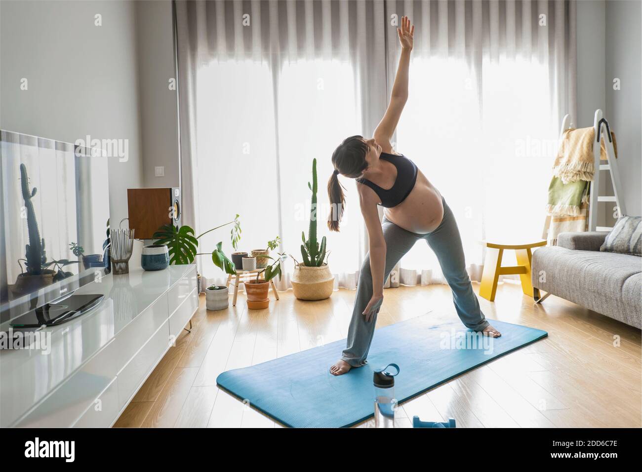 Pregnant exercises hi-res stock photography and images - Alamy