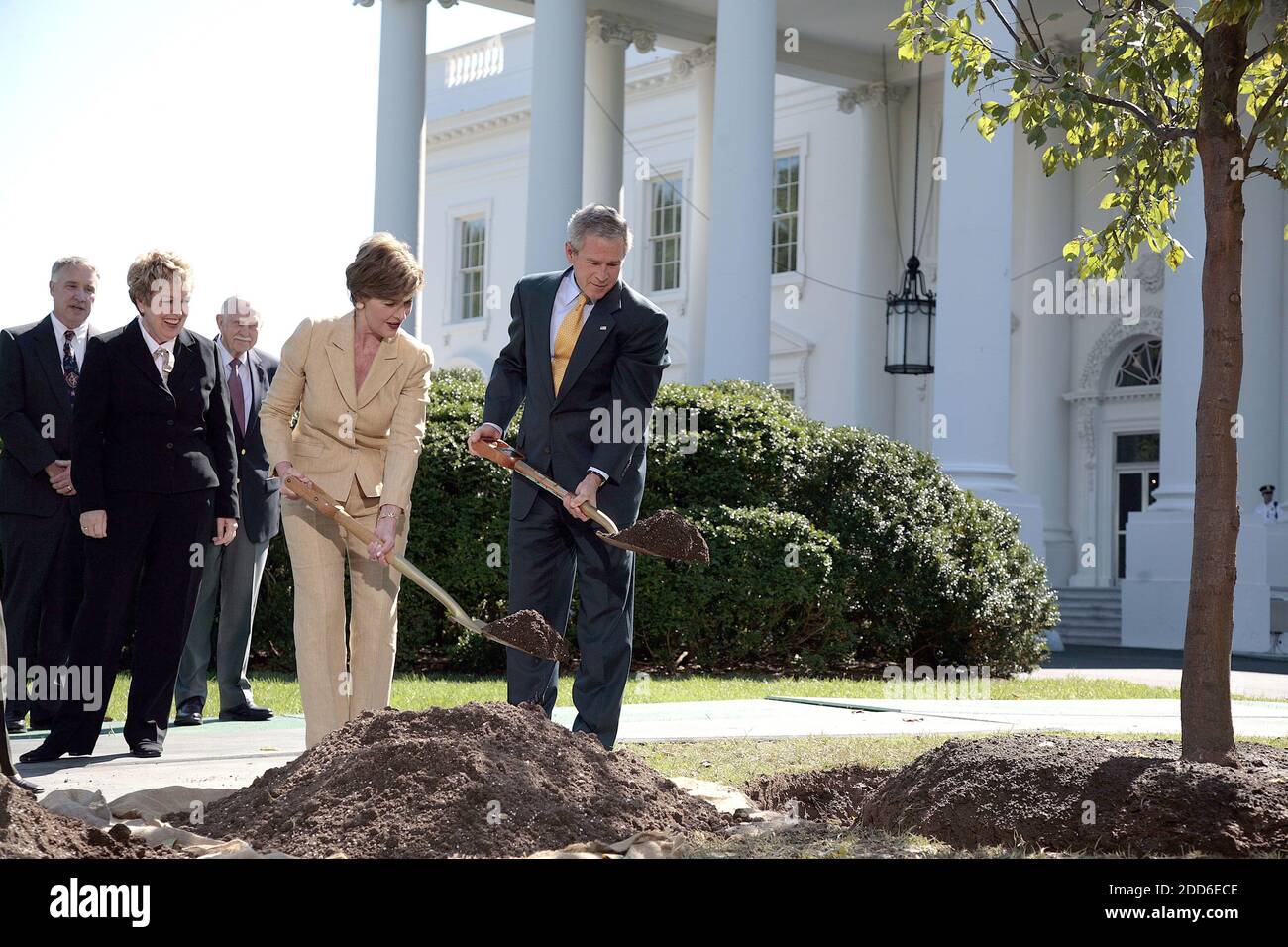 NO FILM, NO VIDEO, NO TV, NO DOCUMENTARY - President George W. Bush and First Lady Laura Bush take part in a ceremony planting a Jefferson Elm on the North Lawn of the White House in Washington, DC, USA on October 2, 2006. The tree replaces an American Elm that was damaged in a storm this summer. Photo by Chuck Kennedy/MCT/ABACAPRESS.COM Stock Photo