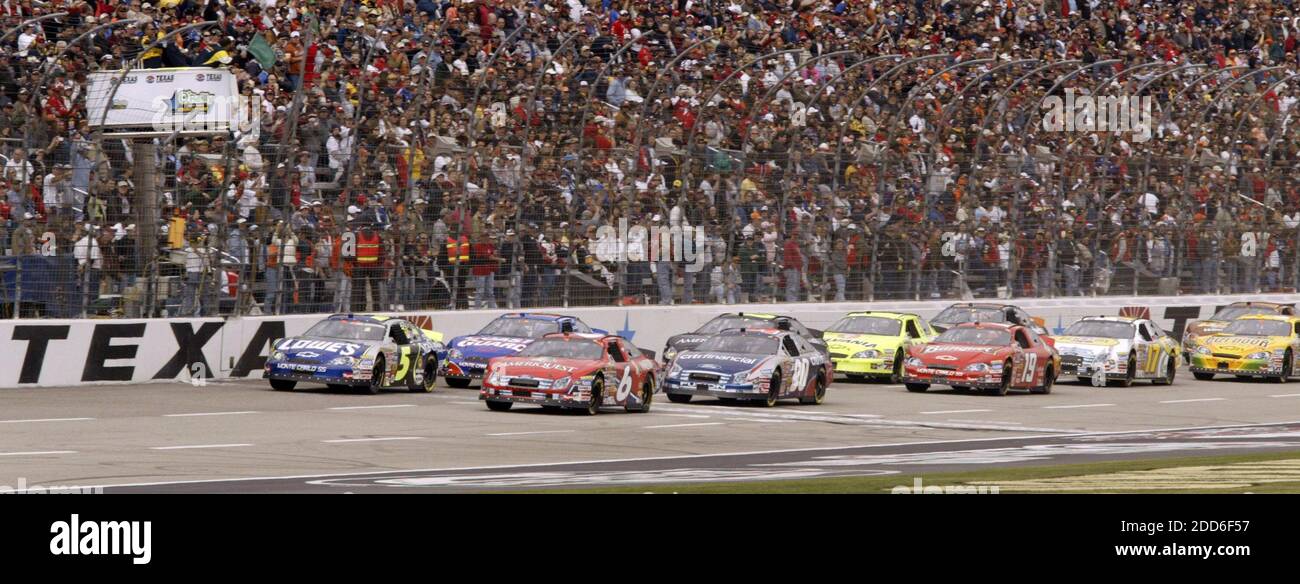 NO FILM, NO VIDEO, NO TV, NO DOCUMENTARY - The field take the green flag to start the race during the NASCAR Busch Series O'Reilly Challenge 300 at Texas Motor Speedway in Fort Worth, TX, USA on November 4, 2006. Kevin Harvick won the race. Photo by Ralph Lauer/Fort Worth Star-Telegram/MCT/Cameleon/ABACAPRESS.COM Stock Photo