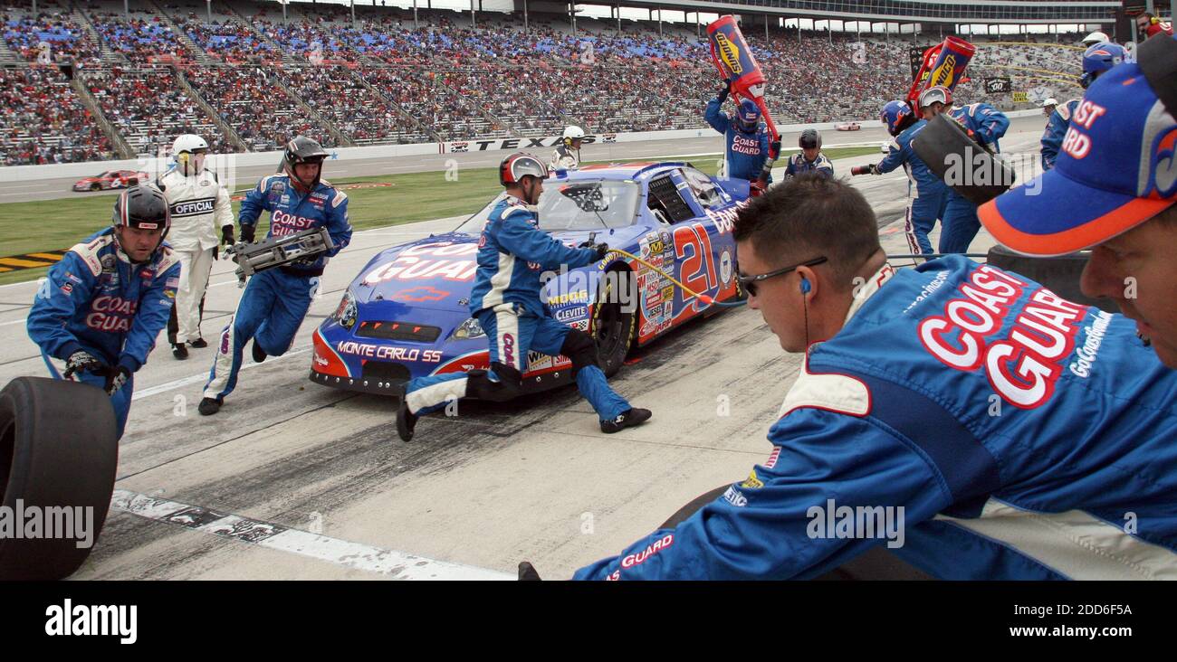 NO FILM, NO VIDEO, NO TV, NO DOCUMENTARY - Kevin Harvick takes a pit stop during the NASCAR Busch Series O'Reilly Challenge 300 at Texas Motor Speedway in Fort Worth, TX, USA on November 4, 2006. Photo by Brian Lawdermilk/Fort Worth Star-Telegram/MCT/Cameleon/ABACAPRESS.COM Stock Photo