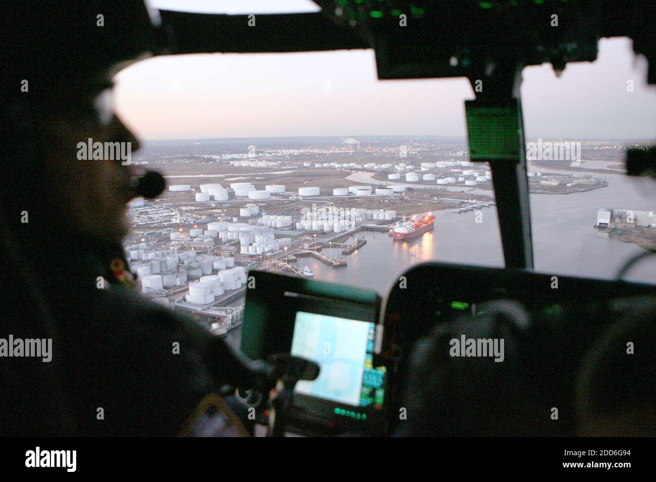 NO FILM, NO VIDEO, NO TV, NO DOCUMENTARY - Pilot David Roman, right, and co-pilot Michael Sileo of the New York City Police Department's Aviation Unit patrol over the city on Tuesday, November 21, 2006. Photo by Charles Eckert/MCT/ABACAPRESS.COM Stock Photo