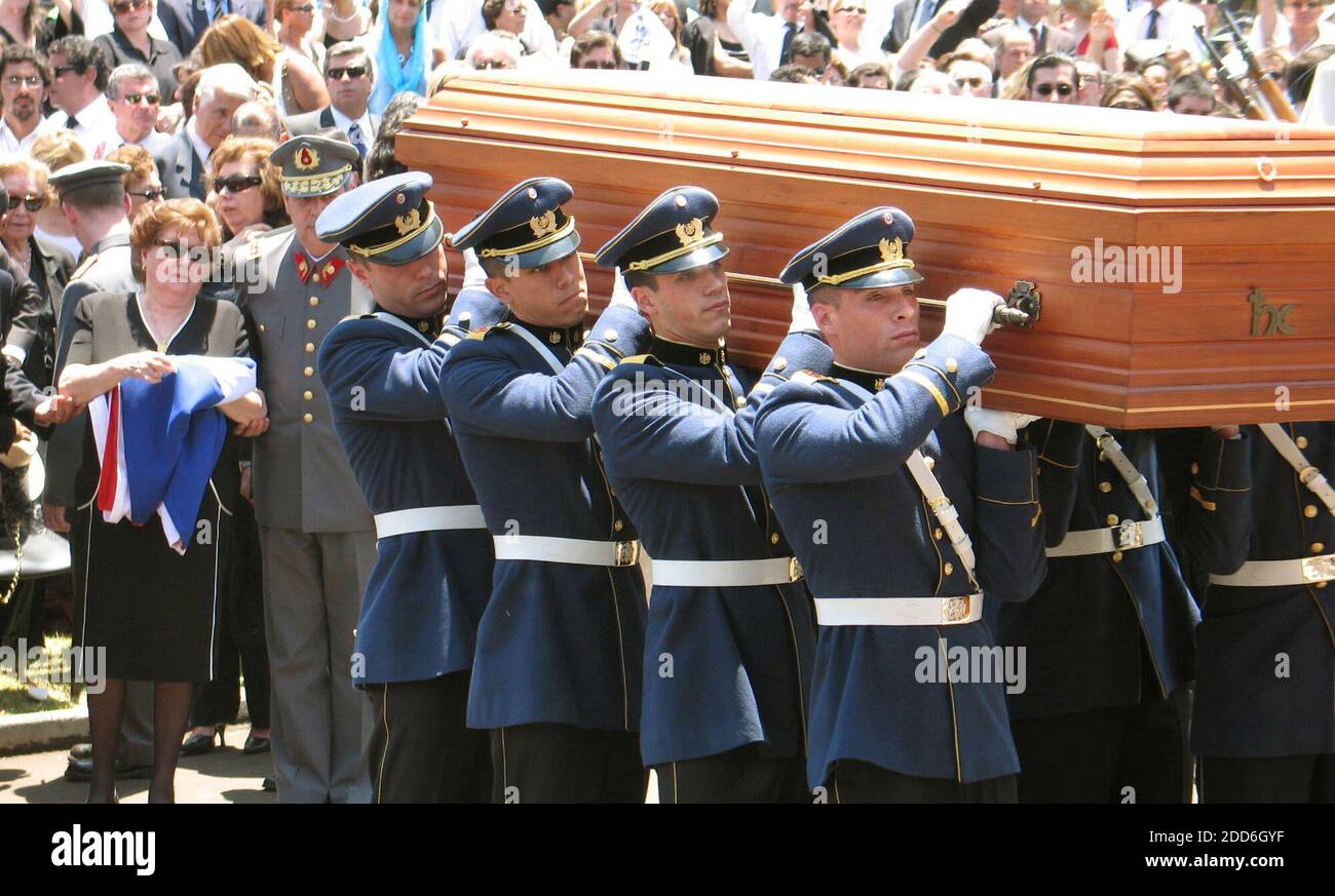 NO FILM, NO VIDEO, NO TV, NO DOCUMENTARY - Soldiers carry the coffin of former Chilean dictator Gen. Augusto Pinochet at his funeral at a military academy in Santiago, Chile, on December 12, 2006. Pinochet's wife, Lucia Hiriart de Pinochet, holds a folded Chilean flag. Photo by Jack Chang/MCT/ABACAPRESS.COM Stock Photo