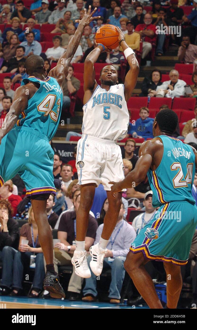 NO FILM, NO VIDEO, NO TV, NO DOCUMENTARY - Orlando Magic guard Keyon Dooling shoots between New Orleans/Oklahoma City Hornets forward Linton Johnson III, left, and forward Desmond Mason at Amway Arena in Orlando, FL, USA on December 20, 2006. Photo by Stephen M. Dowell/Orlando Sentinel/MCT/Cameleon/ABACAPRESS.COM Stock Photo