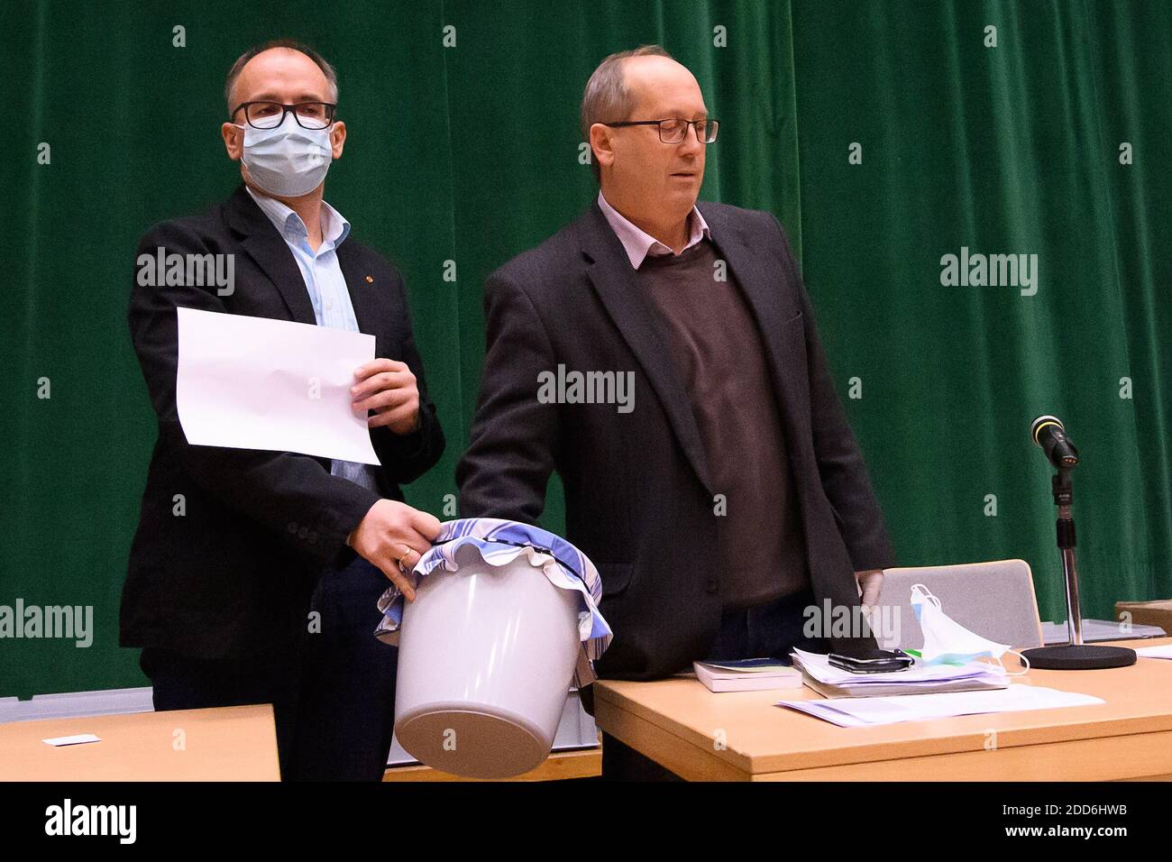 Ahnatal, Germany. 24th Nov, 2020. Election director Dieter Semdner (r) takes a lot from the lottery drum. The new head of the town hall, Stephan Hänes (SPD) of the north Hessian community of Ahnatal, is thus determined by lottery. After a stalemate in the run-off vote, the lottery decides on the new mayor. In the municipality of 8100 inhabitants, both incumbent and challenger had received exactly half of the votes, with 2106 each. Credit: Swen Pförtner/dpa/Alamy Live News Stock Photo