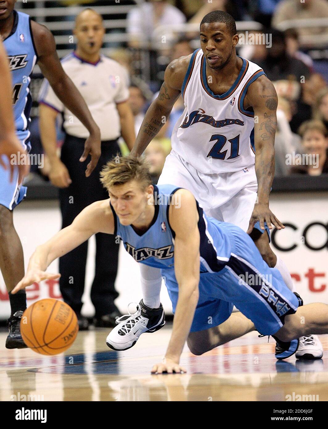 NO FILM, NO VIDEO, NO TV, NO DOCUMENTARY - Utah Jazz Andrei Kirilenko (47) dives for a loose ball in front of Washington Wizards Donell Taylor (21) during their game played at the Verizon Center in Washington, DC, USA on January 15, 2007. Washington defeated Utah 114-111. Photo by Harry E. Walker/MCT/ABACAPRESS.COM Stock Photo