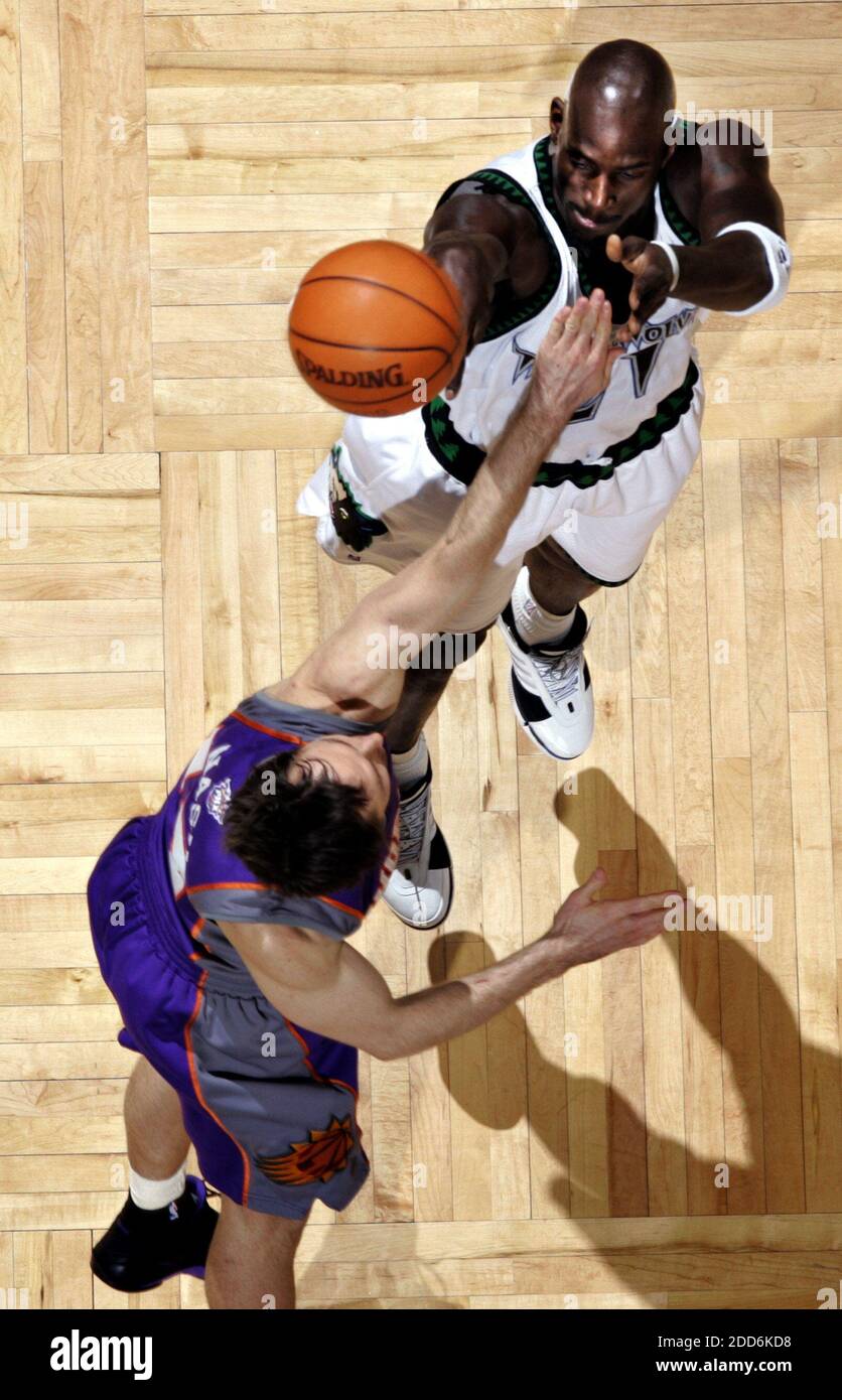 NO FILM, NO VIDEO, NO TV, NO DOCUMENTARY - Minnesota Timberwolves' Kevin Garnett attempts a shot as Phoenix Suns' Steve Nash defends in the first quarter at the Target Center in Minneapolis, MN, USA on January 29, 2007. Photo by Carlos Gonzalez/Minneapolis Star Tribune/MCT/Cameleon/ABACAPRESS.COM Stock Photo