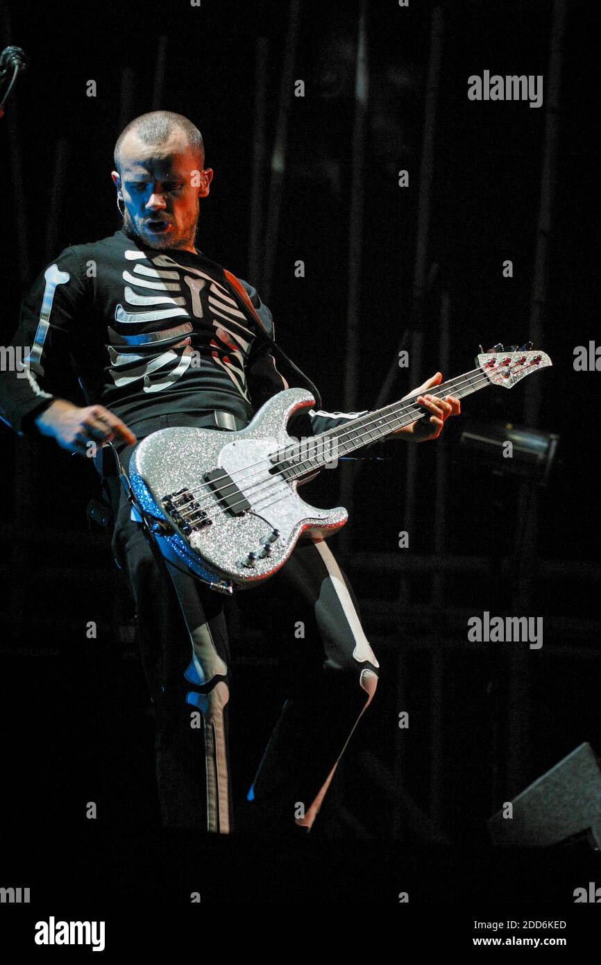 Flea Red Hot Chili Peppers Hi Res Stock Photography And Images Alamy