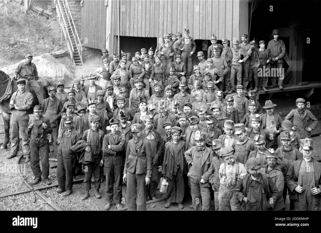 BREAKER BOYS and other labourers at the Woodward Coal Mines, Kingston, Pennsylvania, about 1900 Stock Photo
