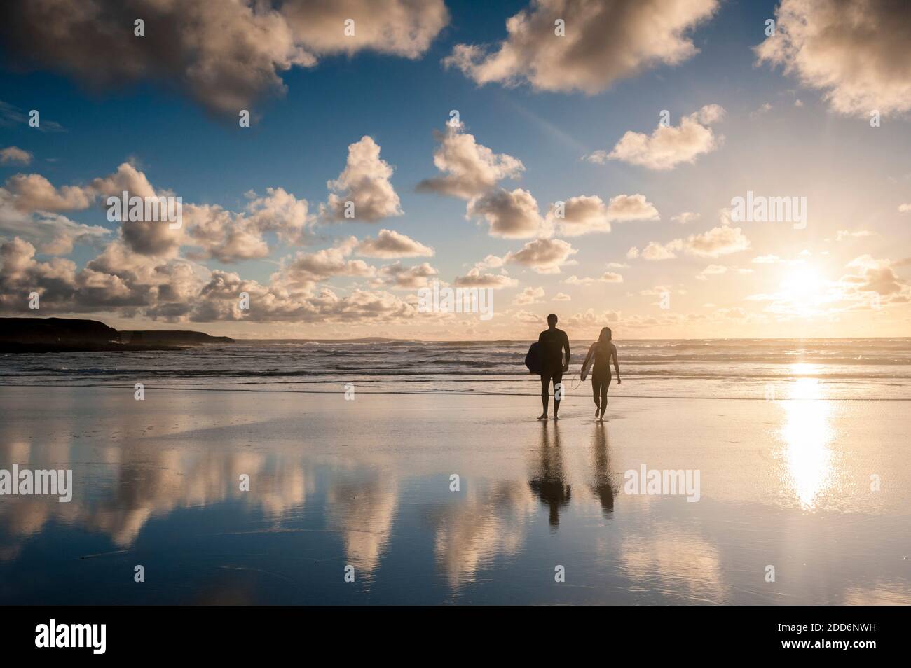 Female surfer cornwall hi-res stock photography and images - Alamy