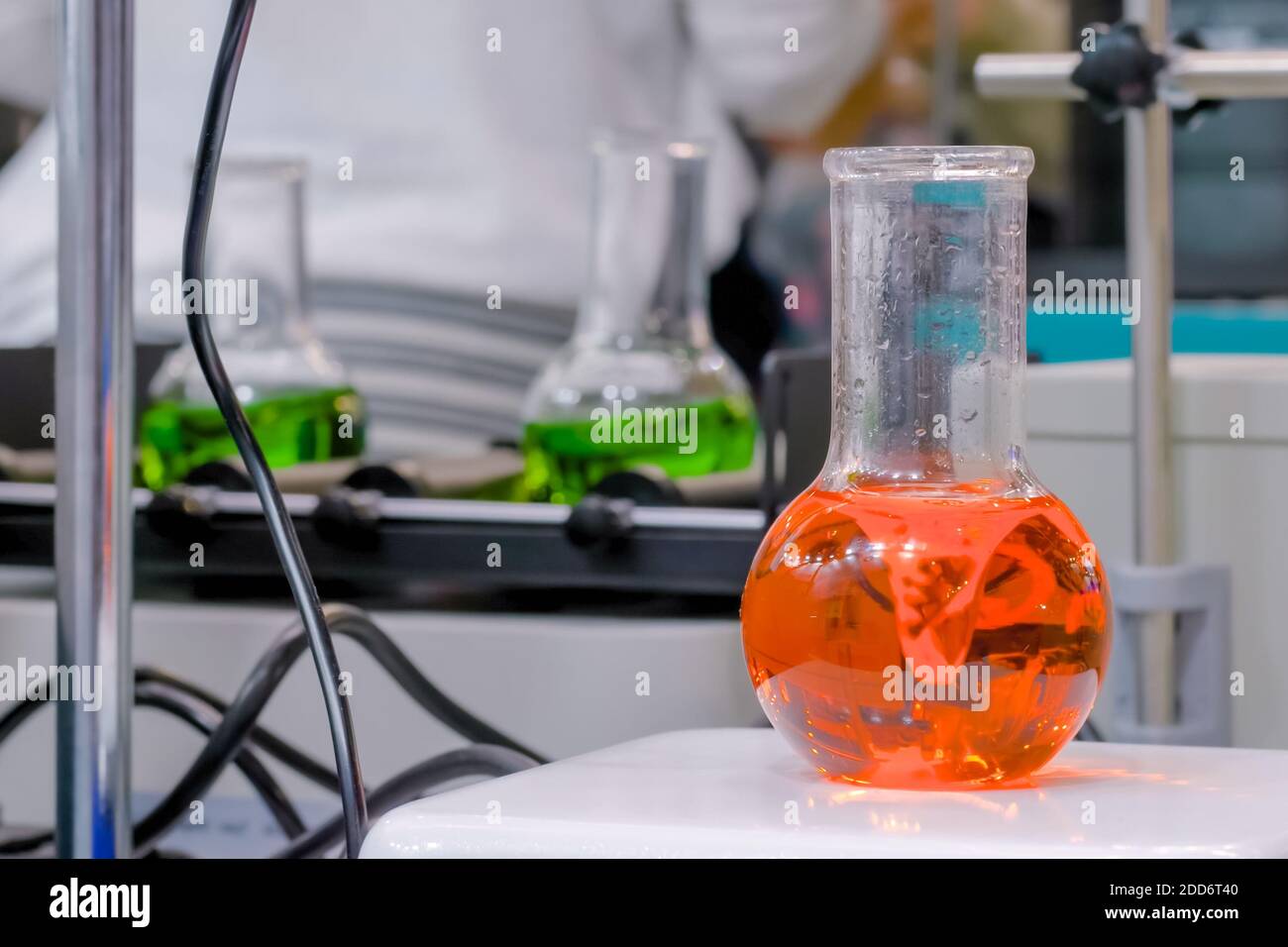 Laboratory equipment mixer with moving stir bar for mixing