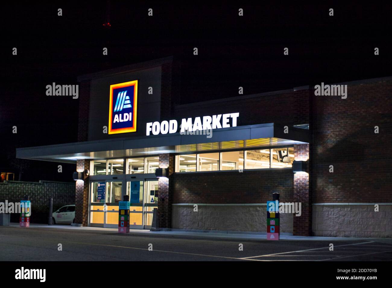 Augusta, Ga / USA - 11 21 20: ALDI grocery store supermarket at night back corner view Stock Photo