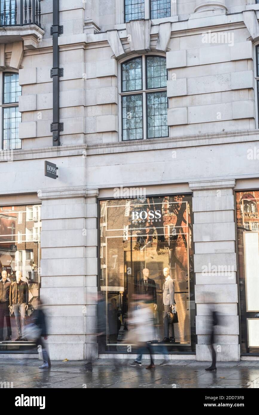 plukke blanding På daglig basis People shopping in Sloane Square, walking past the Hugo Boss shop, London,  England Stock Photo - Alamy