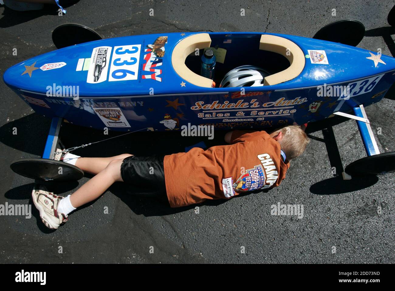 NO FILM, NO VIDEO, NO TV, NO DOCUMENTARY - Brian Carpenter, a stock class racer from Conshohocken, Pennsylvania, takes a nap in the meager shade of his car between heats at the 70th All-American Soap Box Derby in Akron, OH, USA on July 21, 2007. Photo by Lew Stamp/Akron Beacon Journal/MCT/Cameleon/ABACAPRESS.COM Stock Photo