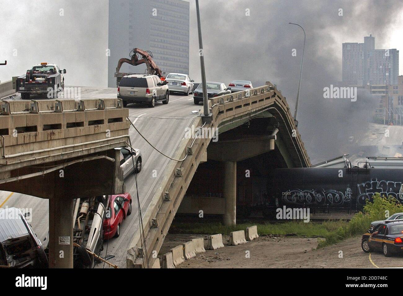Авария с мостом в сша. Обрушение моста в Миннеаполисе 2007. Мост i-35w через Миссисипи. Мост через Миссисипи обрушение 2007. Мост в Миннеаполисе через Миссисипи.