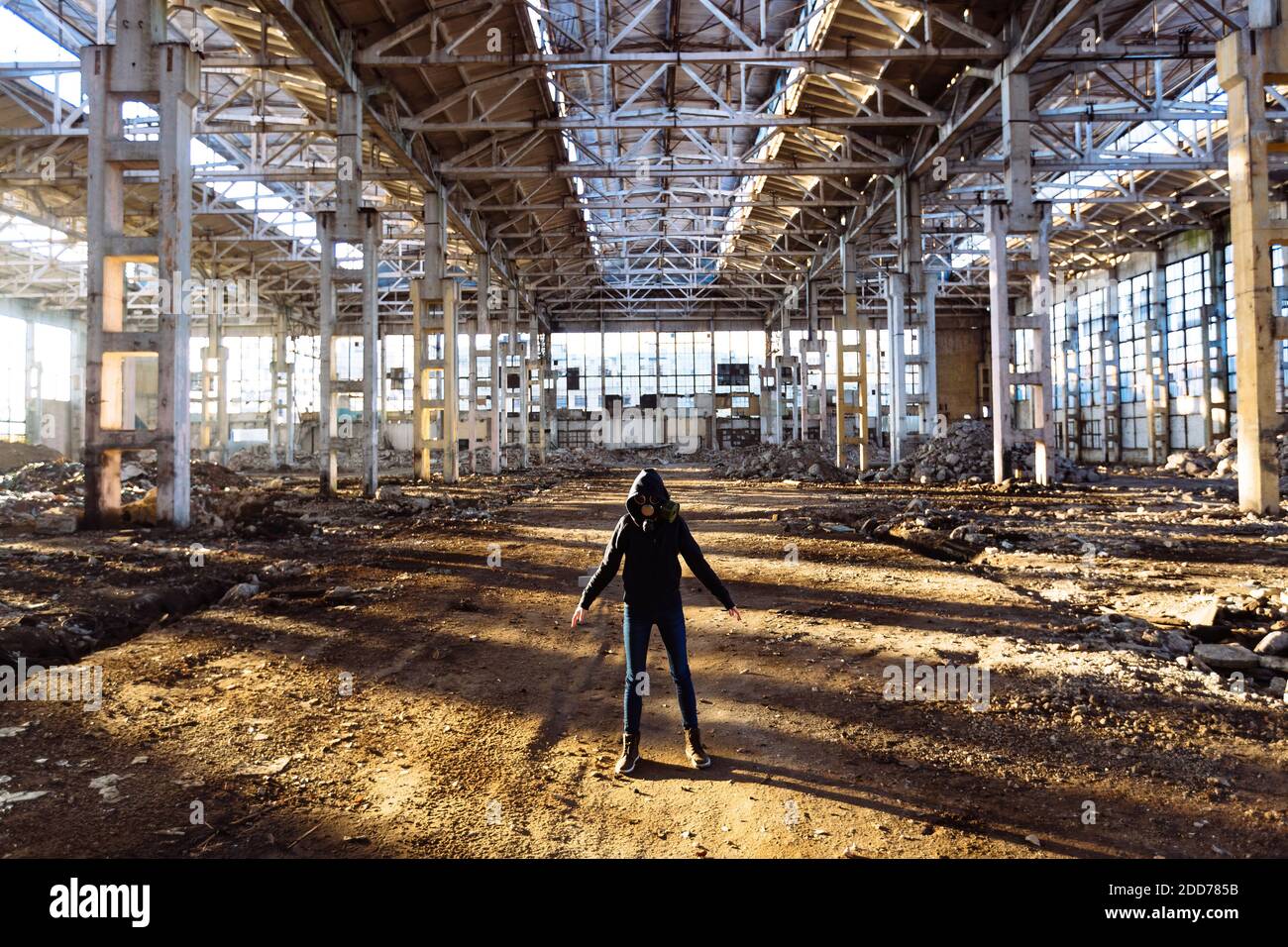 Person in gas mask hi-res stock photography and images - Alamy