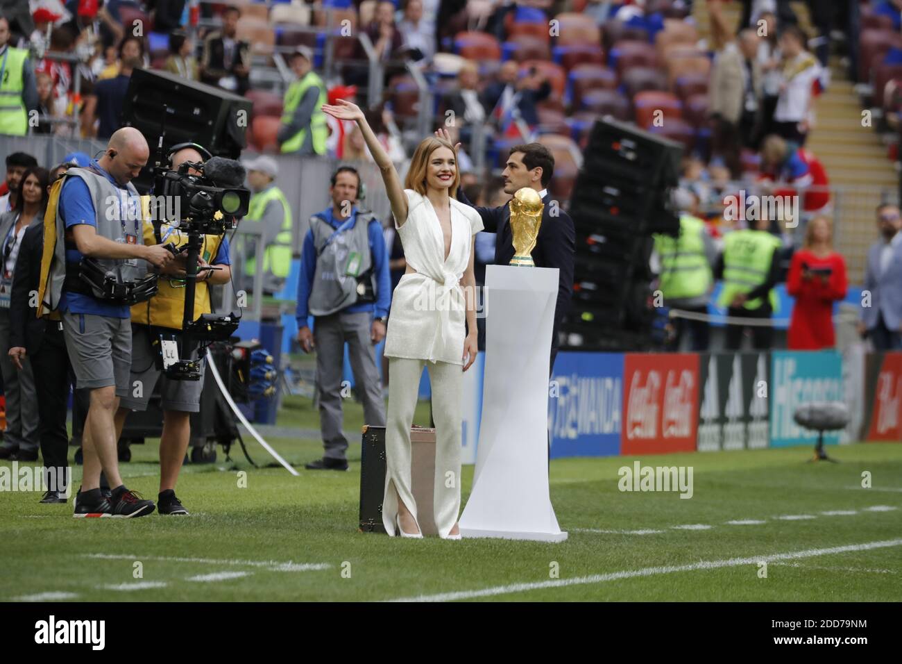 FIFA World Cup Russia 2018: Natalia Vodianova, the model guardian of the World  Cup trophy - Foto 11 de 14