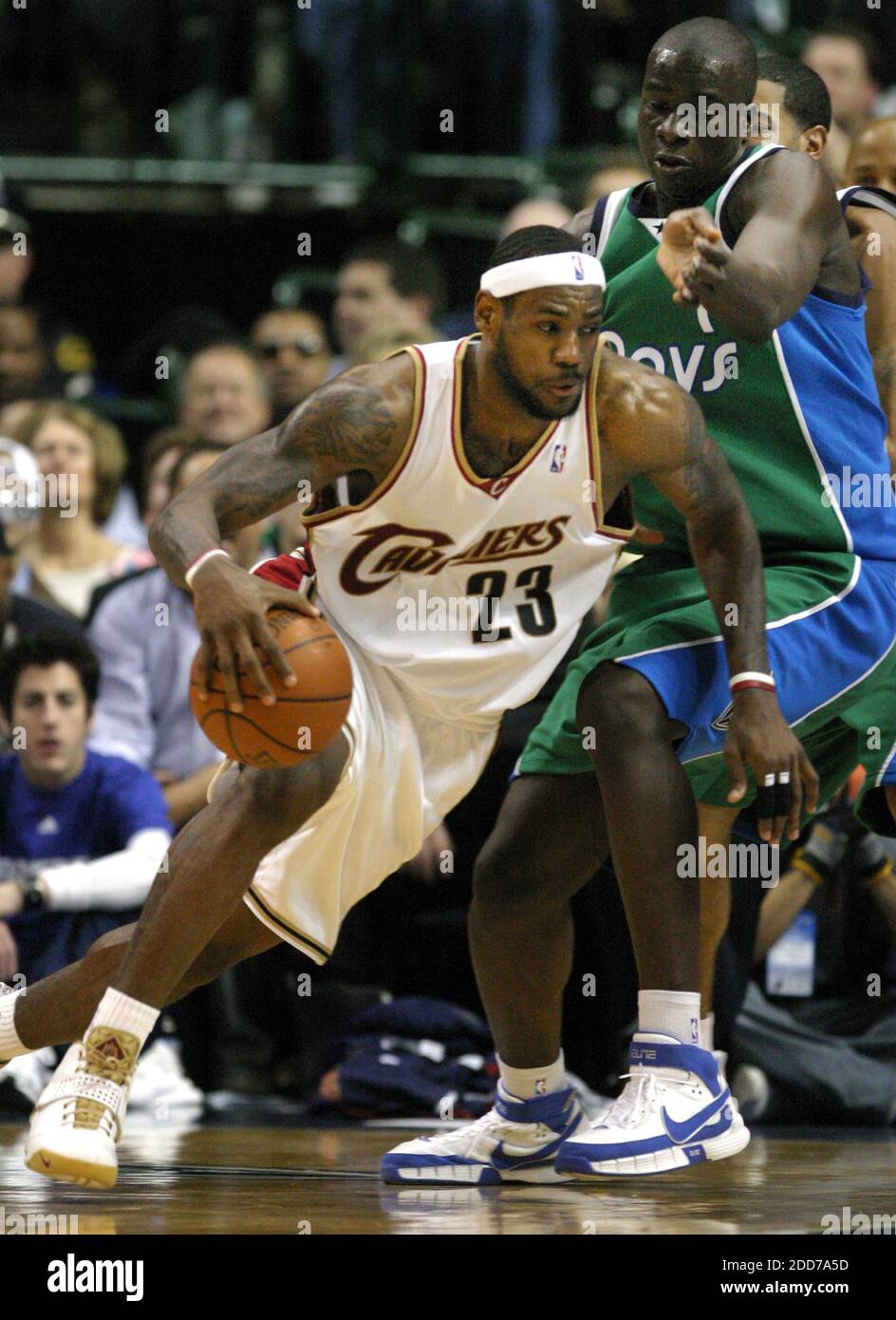 Lebron james store shoes 2007