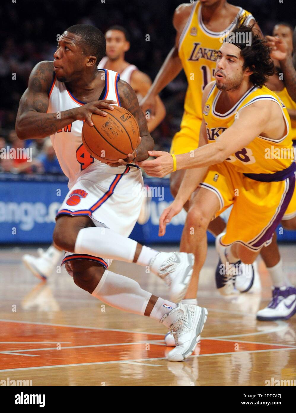 NO FILM, NO VIDEO, NO TV, NO DOCUMENTARY - The New York Knicks' Nate Robinson drives to the basket past the Los Angeles Lakers' Sasha Vujacic (right) in the first quarter at Madison Square Garden in New York City, NY, USA on December 23, 2007. The Lakers defeated the Knicks, 95-90. Photo by J. Conrad Williams Jr./Newsday/MCT/Cameleon/ABACAPRESS.COM Stock Photo