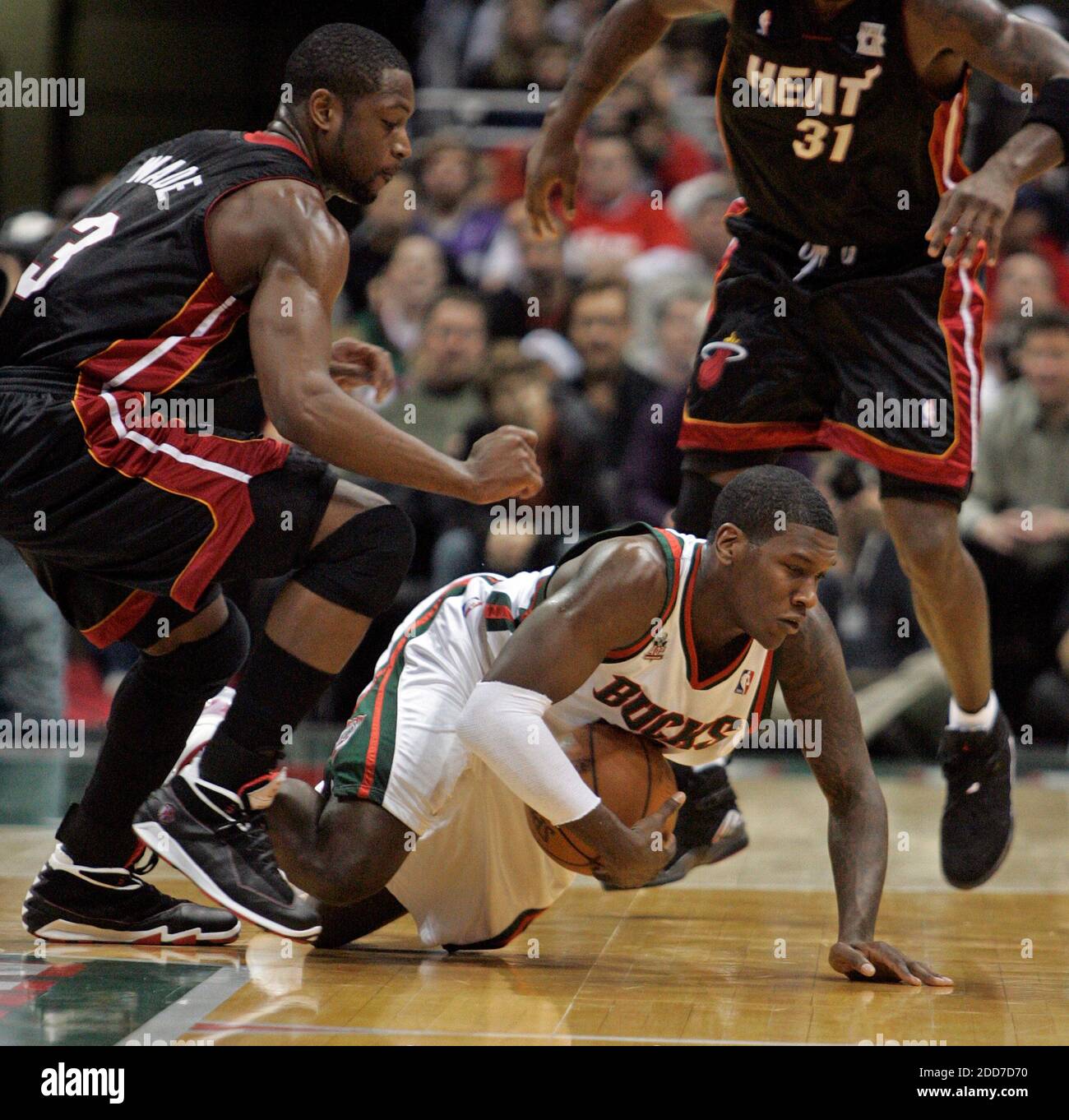 NO FILM, NO VIDEO, NO TV, NO DOCUMENTARY - Milwaukee Bucks' Royal Ivey dives for a loose ball in front of Miami Herald's Dwyane Wade in first half action at the Bradley Center in Milwaukee, WI, USA on January 9, 2008 . Milwaukee Bucks won 98-92. Photo by Jeffrey Phelps/Milwaukee Jour Stock Photo