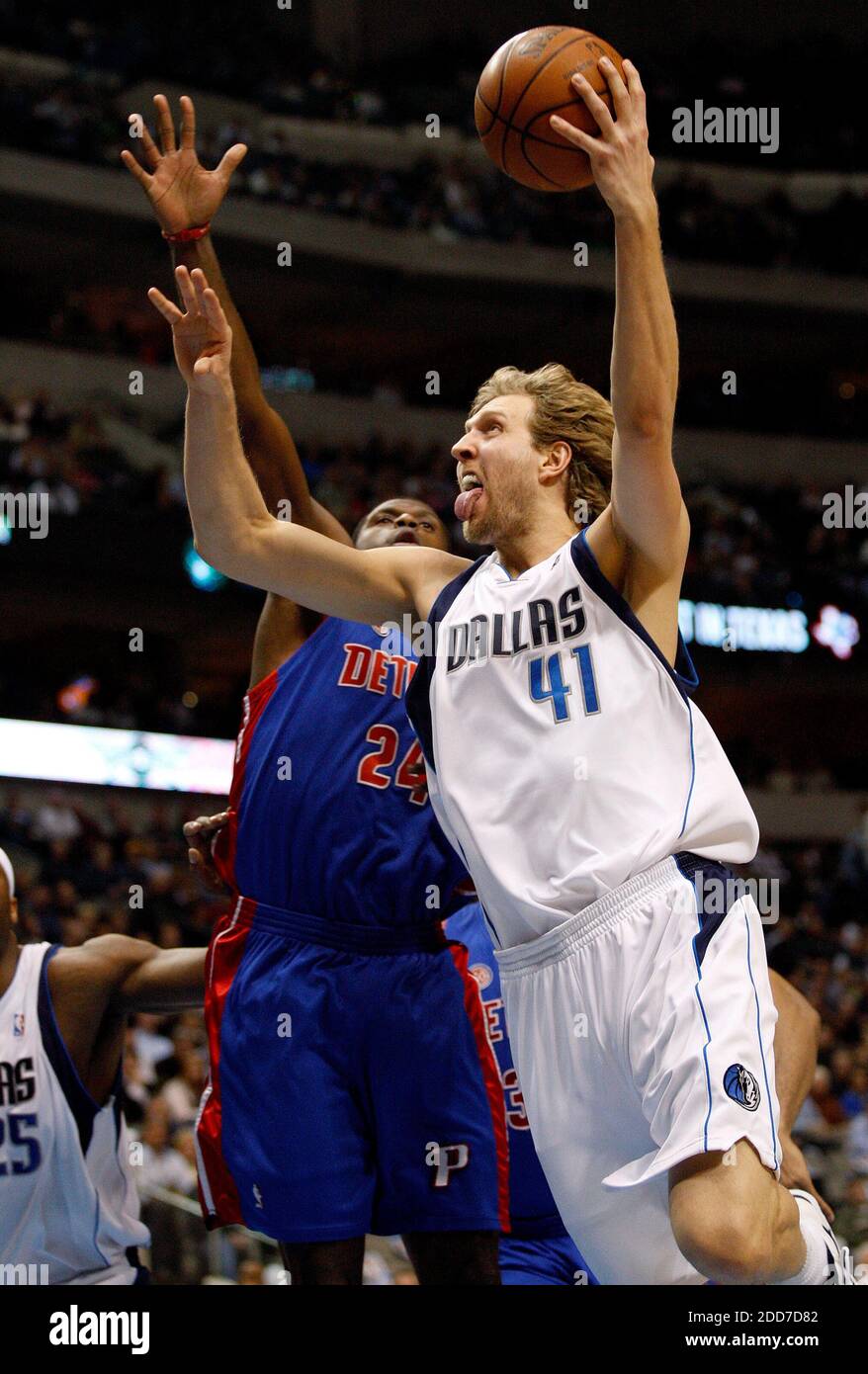 Dallas Mavericks' Dirk Nowitzki shoots over Detroit Pistons' Antonio McDyess in first half action at the American Airlines Center in Dallas, TX, USA on  January 9, 2008. Dallas Mavericks won 102-86. Photo by Khampha Bouaphanh/Fort Worth Star-Telegram/MCT/Cameleon/ABACAPRESS.COM Stock Photo