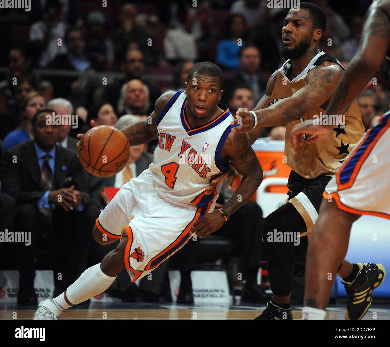 New York Knicks' Nate Robinson drives the baseline past Washington Wizards' DeShawn Stevenson in the fourth quarter at Madison Square Garden in New York City, NY, USA on January 15, 2008. New York Knicks won 105-93. Photo by J. Conrad Williams Jr./Newsday/MCT/Cameleon/ABACAPRESS.COM Stock Photo