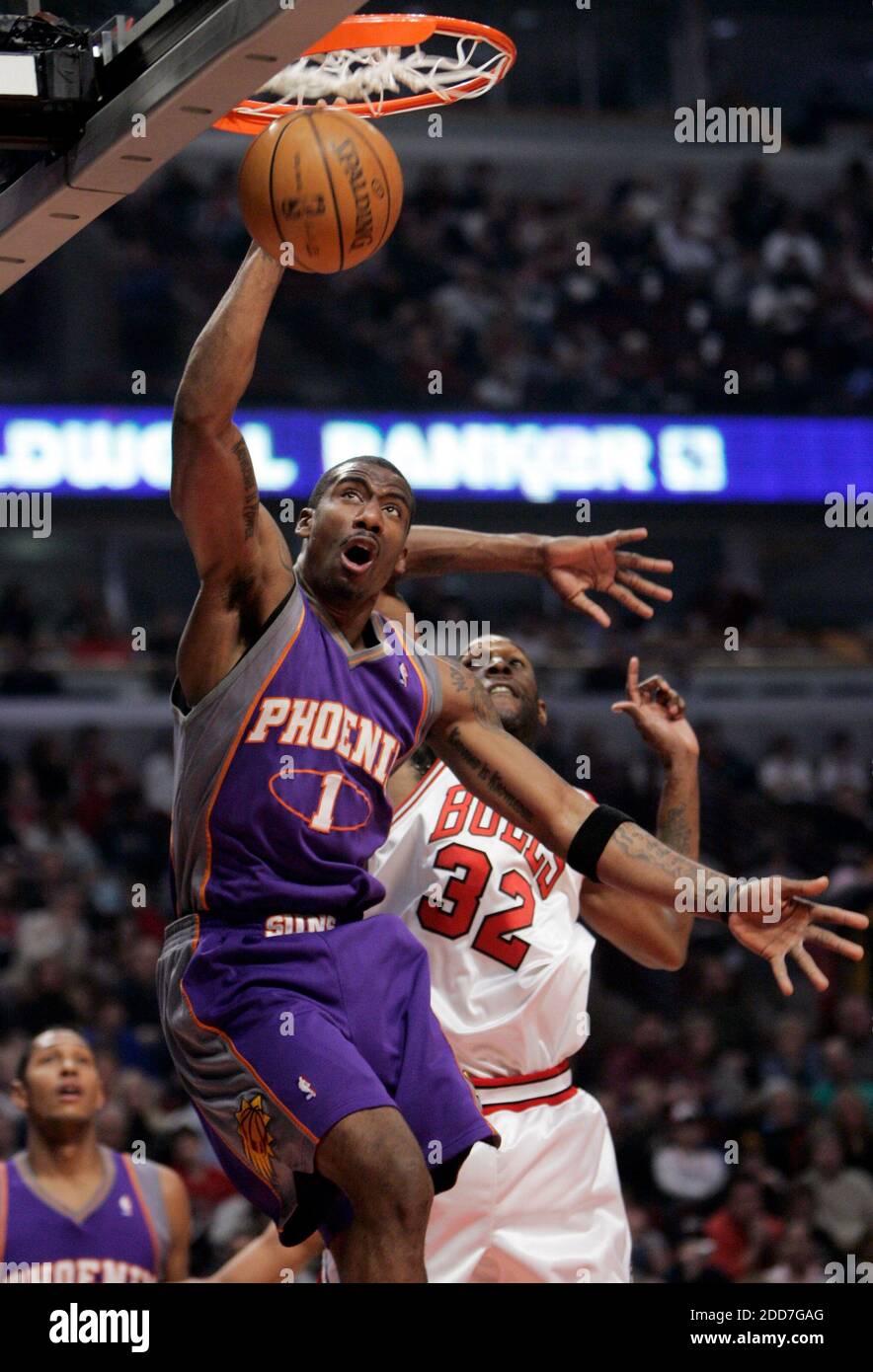 NO FILM, NO VIDEO, NO TV, NO DOCUMENTARY - The Phoenix Suns' Amare  Stoudemire (1) gets past Chicago Bulls defender Joe Smith (32) for the dunk  in the first quarter at the