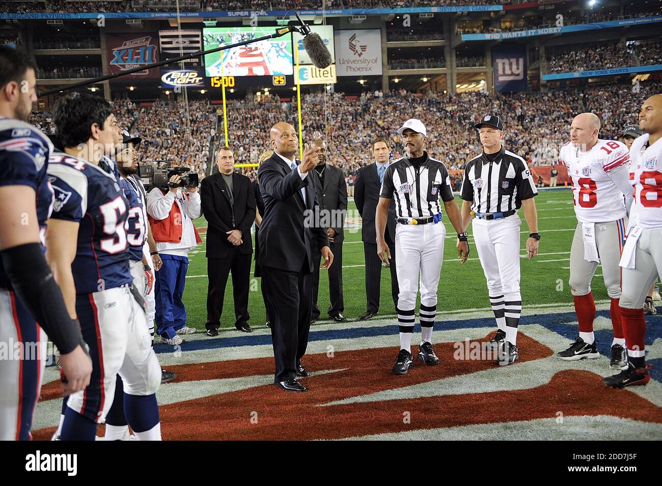 Ronnie Lott performs the coin toss prior to Super Bowl XLII at University of Phoenix Stadium in Glendale, AZ, USA on February 3, 2008.  The NY Giants won 17-14. Photo by Karl Mondon/MCT/Cameleon/ABACAPRESS.COM Stock Photo