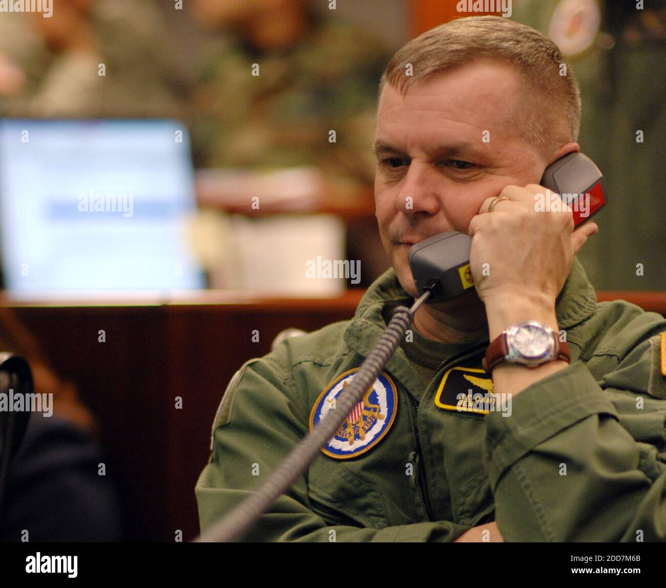 NO FILM, NO VIDEO, NO TV, NO DOCUMENTARY - Vice Chairman of the Joint Chiefs of Staff Gen. James E. Cartwright, U.S. Marine Corps, informs Secretary of Defense Robert Gates of the successful missile intercept from the Pentagon's National Military Command Center on February 20, 2008. The USS Lake Erie (CG 70) launched the missile at the satellite as it orbited in space at more than 17,000 mph over the Pacific. Photo by US Navy News Photo/MCT/ABACAPRESS.COM Stock Photo