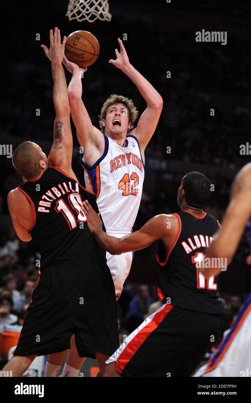 The New  York Knicks' David Lee shoots over the Portland Trailblazers' Joel Przybilla and LaMarcus Aldridge in the first quarter at Madison Square Garden in New York City, NY, USA on March 8, 2008. The Blazers defeated the Knicks, 120-114. Photo by J. Conrad Williams Jr./Newsday/MCT/Cameleon/ABACAPRESS.COM Stock Photo