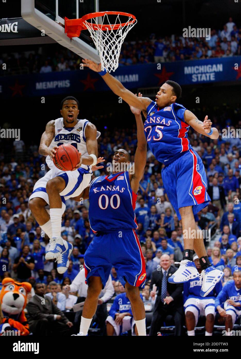 Memphis' Chris Douglas-Roberts (14) works his way to the basket against Kansas' Brandon Rush (25) and Darrell Arthur (00) during second half action in the NCAA Men's Basketball Championship game at the Alamodome in San Antonio, TX, USA, April 07, 2008. Kansas won 75-68. Photo by Harry E. Walker/MCT/Cameleon/ABACAPRESS.COM Stock Photo